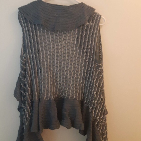 Pepa Pombo Unitalla Knit Tiered Scalloped Fall Sweater/ Wrap - Picture 9 of 16